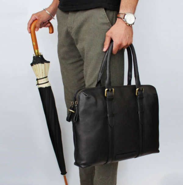 Tas tote berbahan kulit dengan ritsleting modern